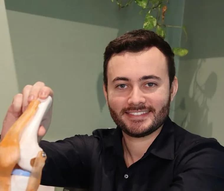 Dr. Lucas Castro